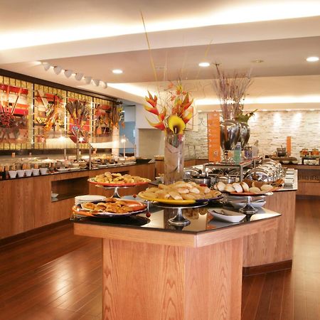 Barcelo Guadalajara Hotell Restaurant bilde The buffet at the restaurant