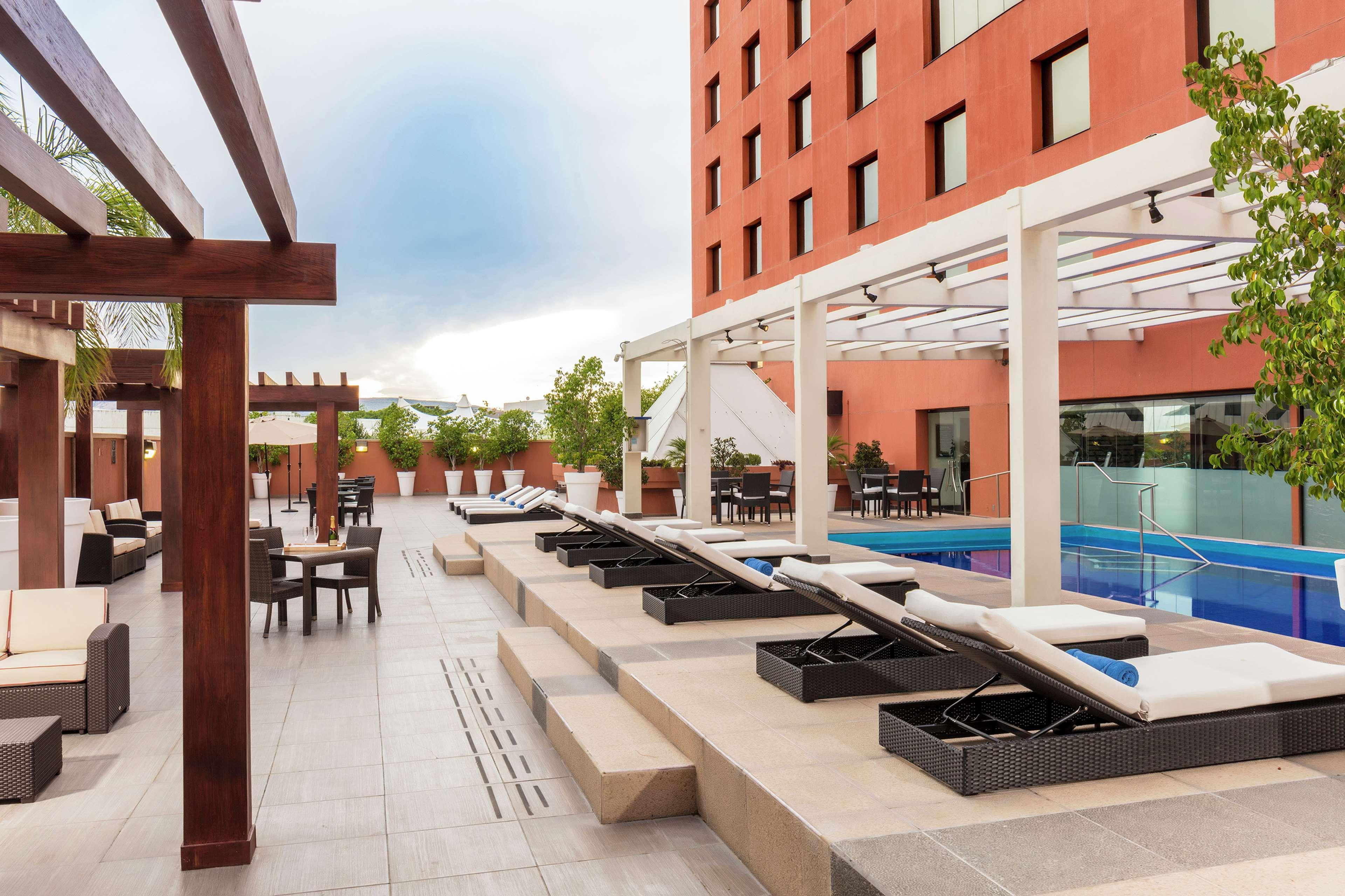 Barcelo Guadalajara Hotell Eksteriør bilde The rooftop pool at the hotel
