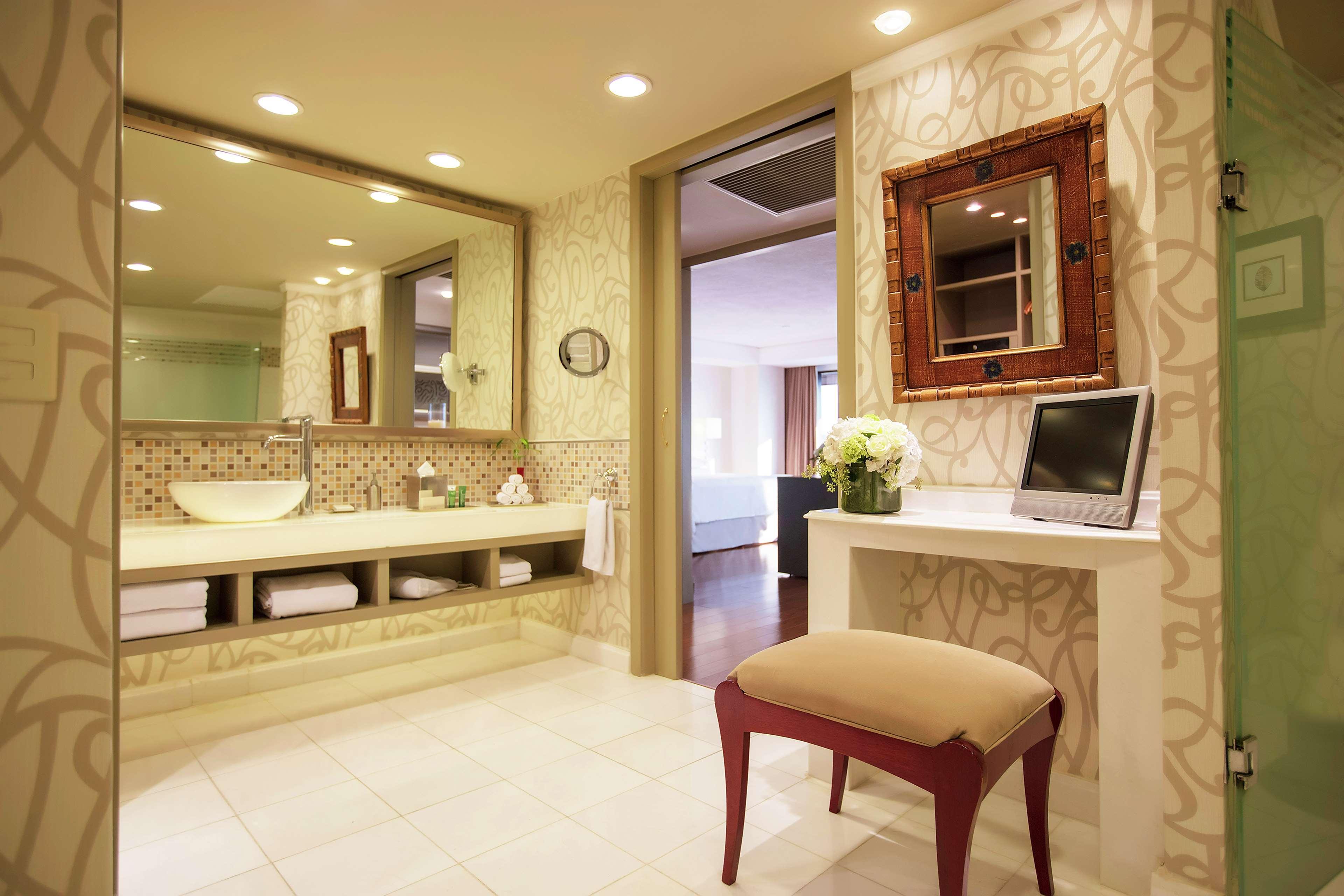Barcelo Guadalajara Hotell Eksteriør bilde Bathroom