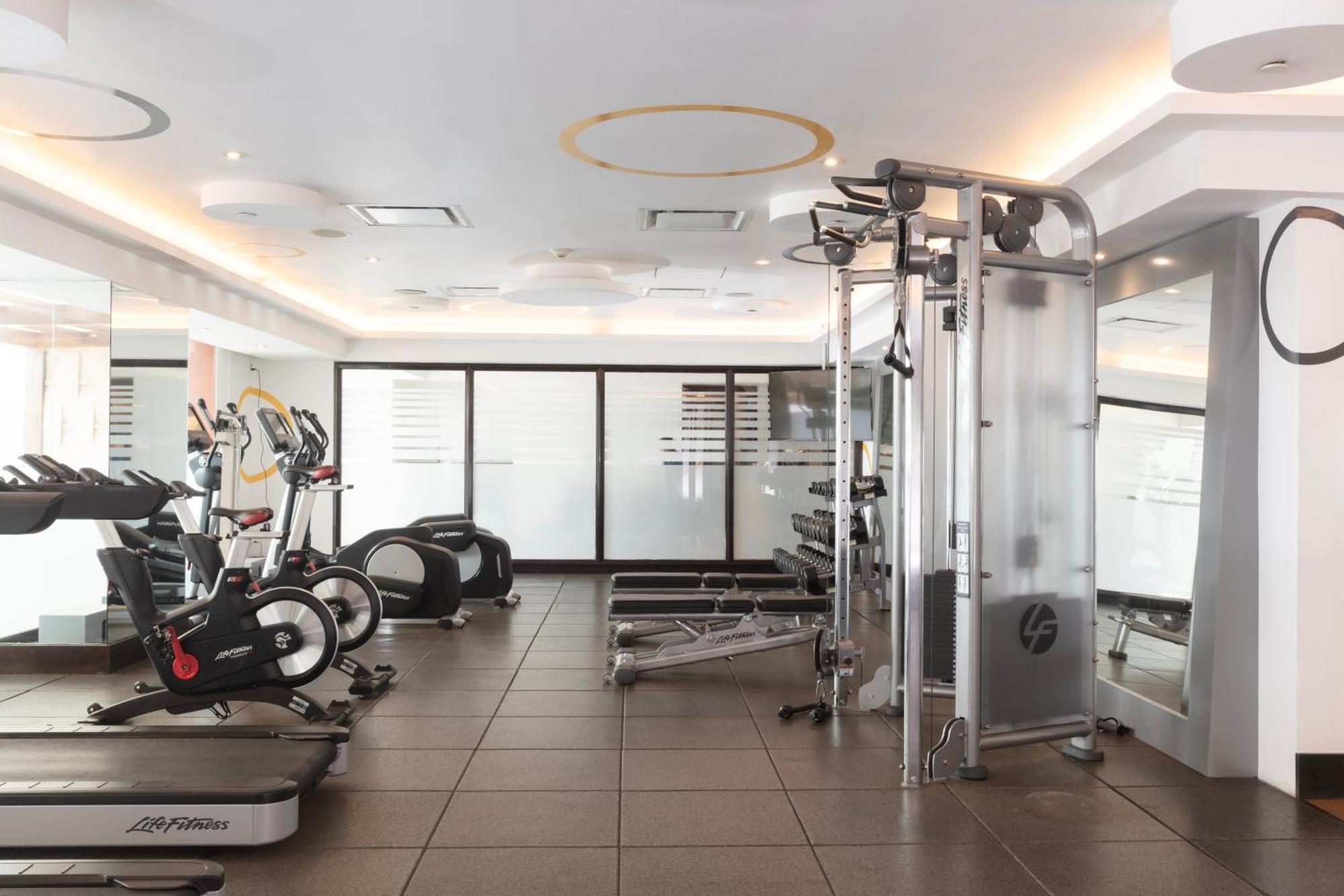 Barcelo Guadalajara Hotell Eksteriør bilde The gym at the hotel