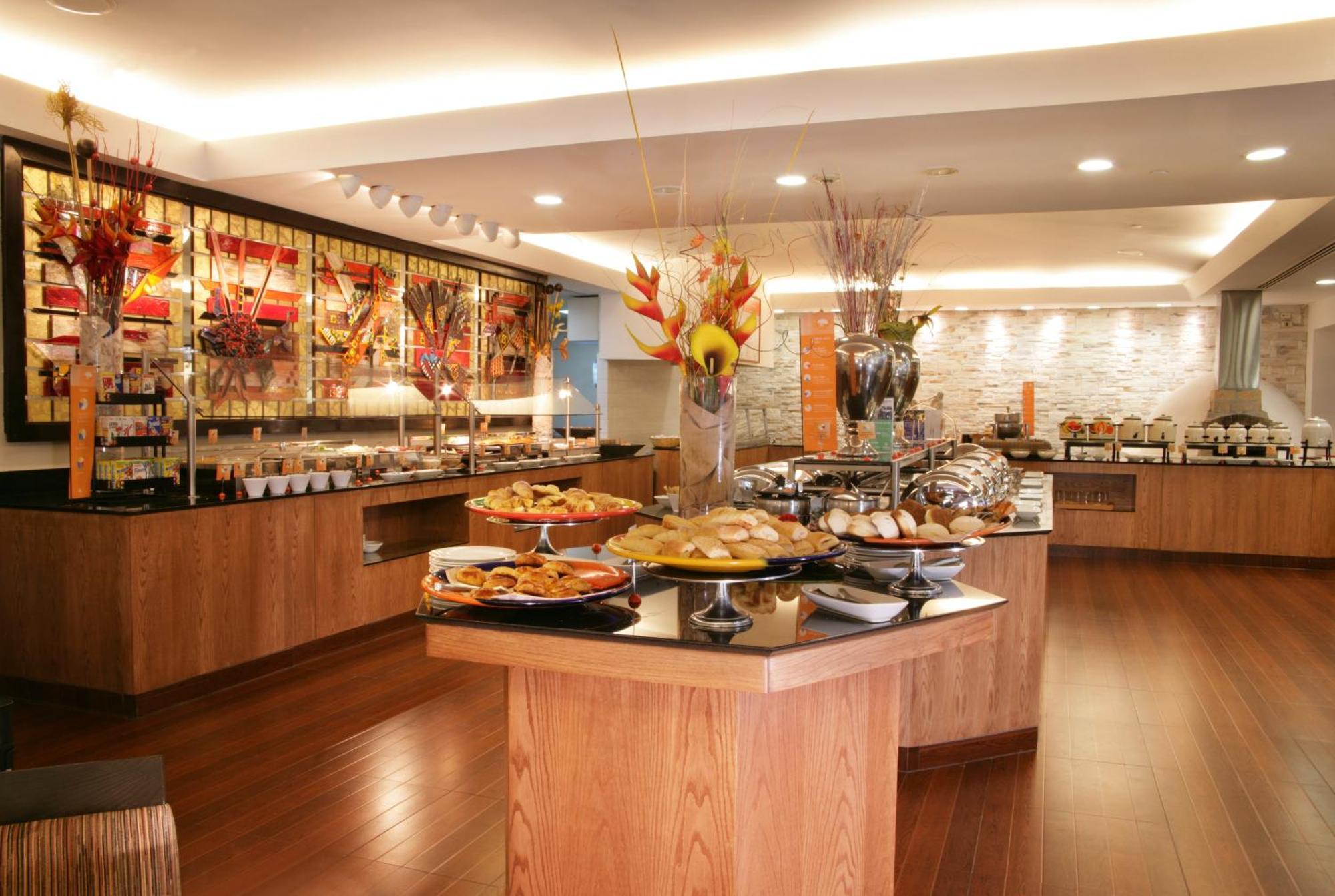 Barcelo Guadalajara Hotell Restaurant bilde The buffet at the restaurant
