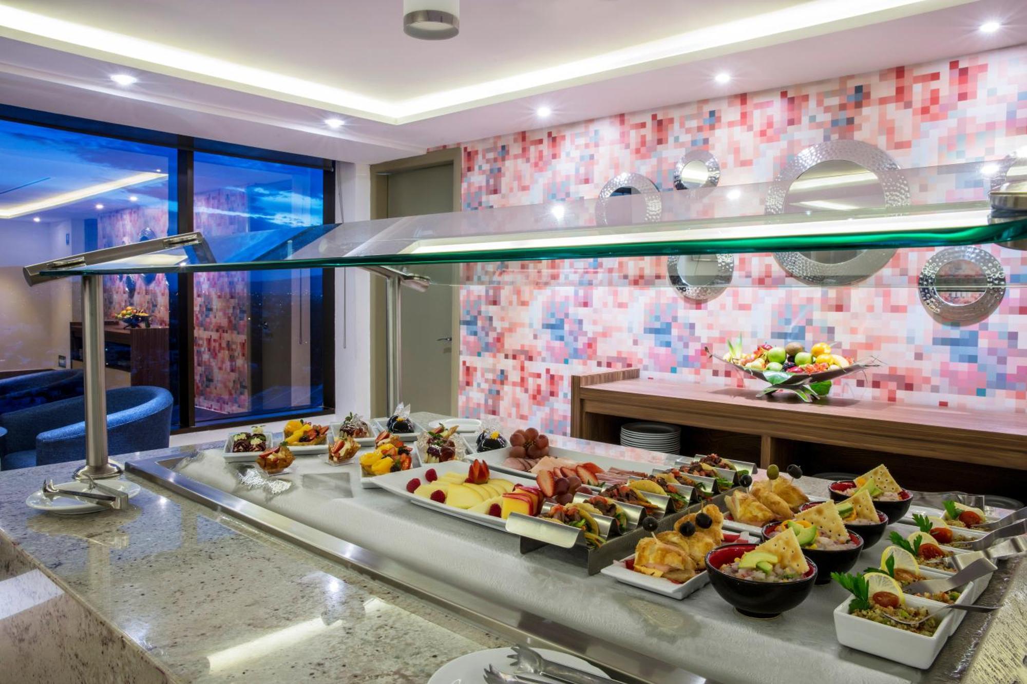 Barcelo Guadalajara Hotell Eksteriør bilde A buffet at a hotel